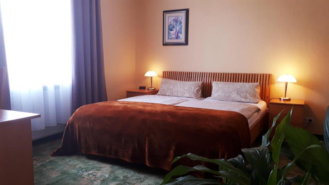 Hotel Krone Lindow Exterior foto